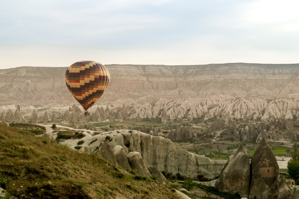 festői kilátást, a forró levegő léggömb repülés több mint kő formációk völgyben Cappadocia, Törökország  - Fotó, kép