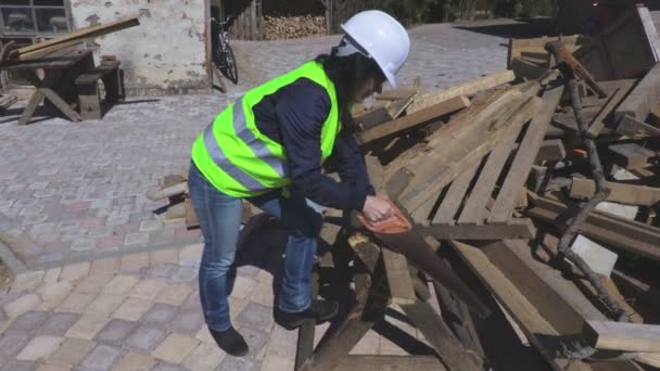 Woman saws the boards - Video