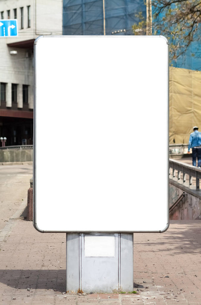 道路の横にある空白のライト ボックスの看板。モックアップの背景。屋外広告 - 写真・画像