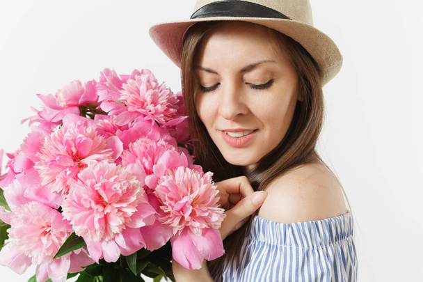 Close up giovane donna tenera in abito blu, cappello che tiene bouquet di fiori di peonie rosa isolati su sfondo bianco. Il Giorno di S. Valentino, concetto di vacanza di Giorno della donna Internazionale. Area pubblicitaria
 - Foto, immagini