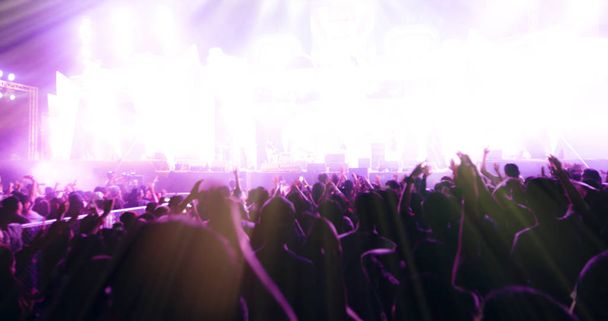Arka görünümü parlak sahne ışıkları ellerini yükselterek festival kalabalık konser kalabalığa siluetleri, bulanık - Fotoğraf, Görsel