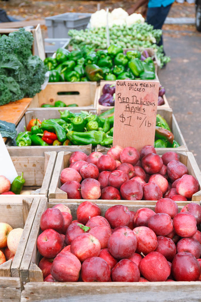 Appels in de zomer buiten boeren markt. Gezond en lokaal voedsel en communautaire concept. Verticaal - Foto, afbeelding