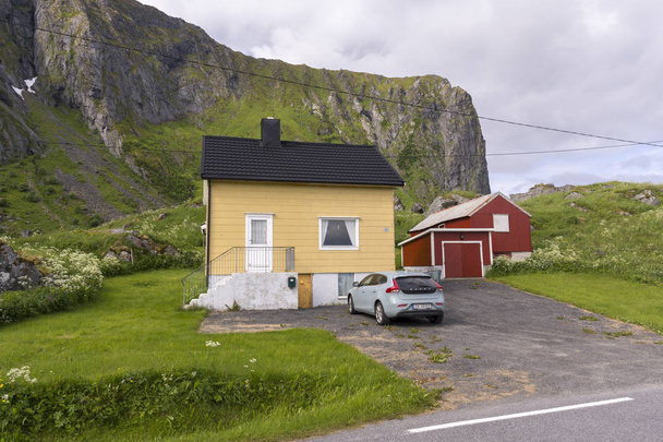 Berg auf der Straße in Eggum und svolvaer zu den lofoten Inseln in Norwegen - Foto, Bild