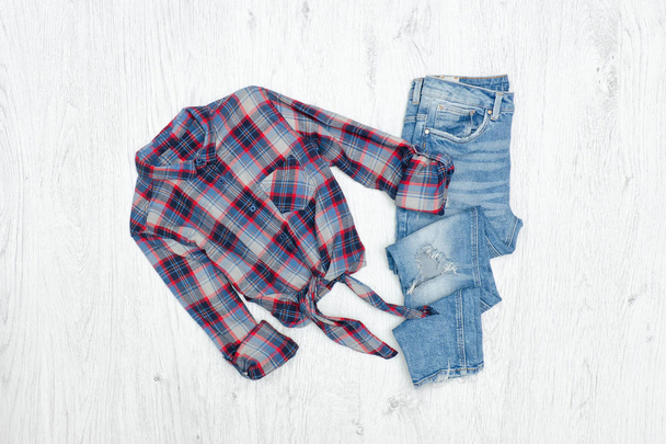 Шахові сорочки та рвані джинси. Концепція моди
 - Фото, зображення