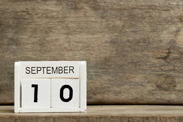 Календар білих блоків нинішня дата 10 і місяць вересень на фоні дерева
 - Фото, зображення