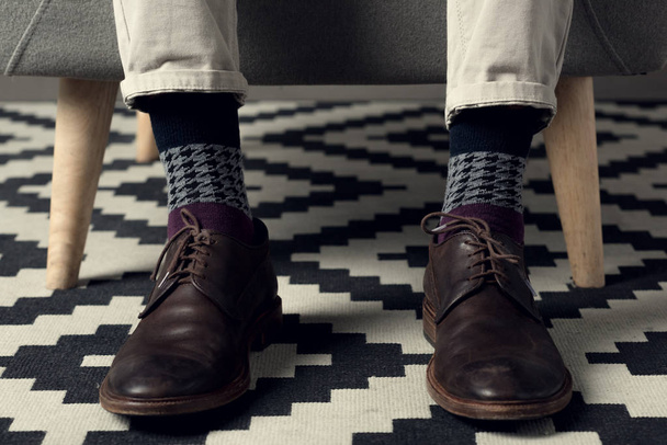 vista de sección baja del hombre de moda en zapatos de cuero
 - Foto, imagen