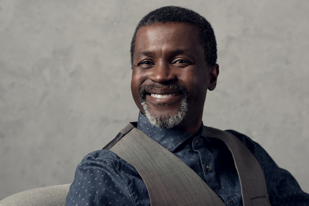 portrait of smiling mature african american man in waistcoat - Foto, afbeelding