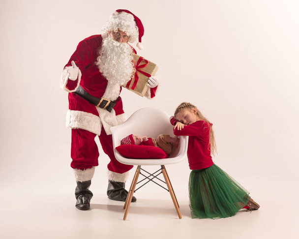 Retrato navideño de una linda niña recién nacida, vestida con ropa navideña, plano de estudio, época de invierno
 - Foto, imagen