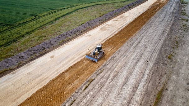 Bir kazıcı yükleyici ve bir silindir üzerinde bir yol çalışması, Fransa hava fotoğrafı - Fotoğraf, Görsel