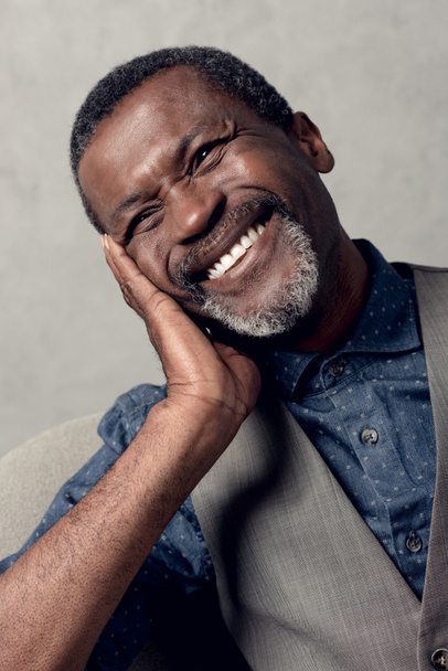 ritratto di ridere maturo africano americano uomo in panciotto
   - Foto, immagini