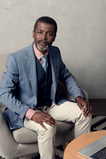 middle aged african american businessman in blue jacket - Foto, Imagen