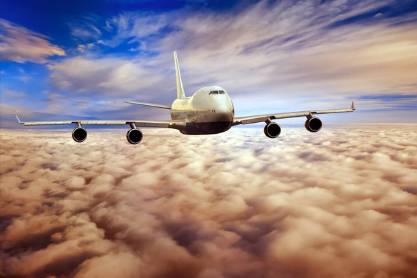 Εμπρόσθια όψη του αεροσκάφους κατά την πτήση στον όμορφο ηλιοβασίλεμα ουρανό. Το επιβατικό αεροπλάνο πετά ψηλά πάνω από τα σύννεφα και το γαλάζιο του ουρανού. Επαγγελματικά ταξίδια και το καλοκαίρι ταξίδι έννοια - Φωτογραφία, εικόνα
