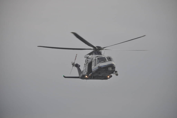 Helicóptero salvar pessoas em voo
 - Foto, Imagem