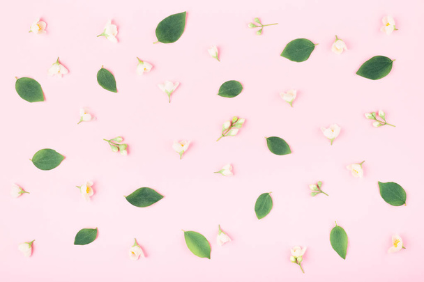 White flowers pattern on pink background. - Foto, immagini