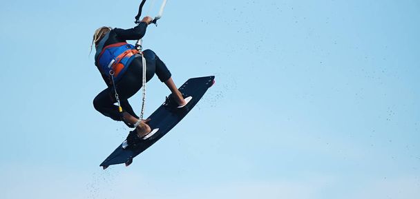 Kite surf hombre saltar en el mar
 - Foto, imagen