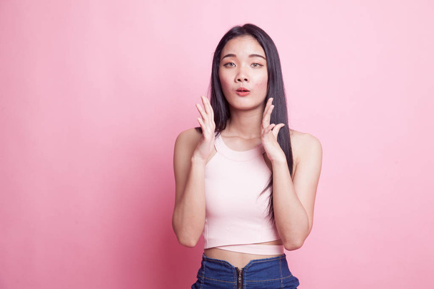 Shocked young Asian woman on pink background - Foto, Bild