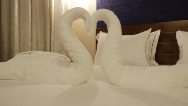 ホテルの部屋のベッドのデザインは白いタオル スライダーを右に左から白鳥します。 - 映像、動画