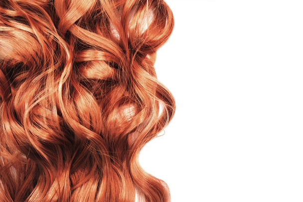 длинные рыжие волнистые волосы на белом фоне
 - Фото, изображение