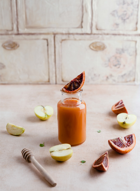 Frullato fresco e sano su tavolo rustico con arance e mele
 - Foto, immagini