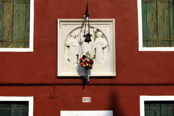 Burano (Italia). Dettaglio architettonico in una casa sull'isola di Burano
 - Foto, immagini