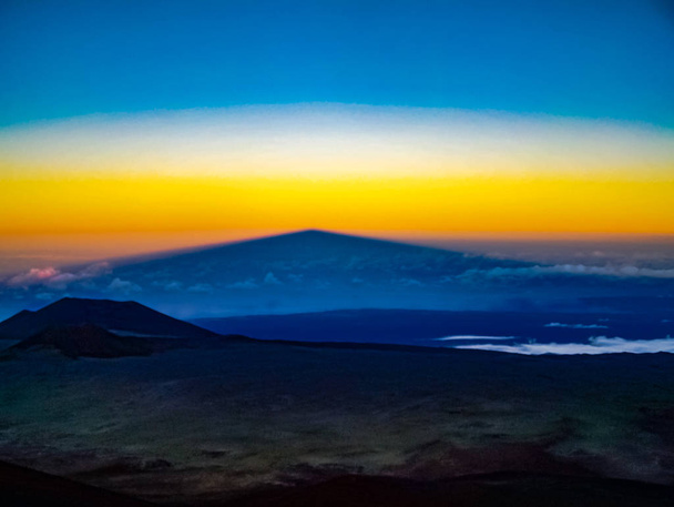 ハワイ島のマウナケア山頂のサンセット  - 写真・画像