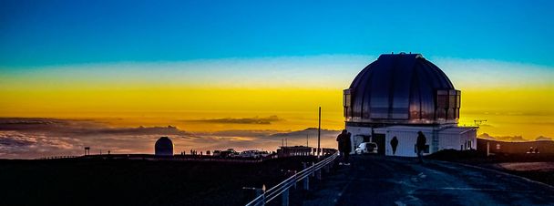 Puesta de sol en la cumbre de Mauna Kea en la isla grande de Hawaii
  - Foto, imagen