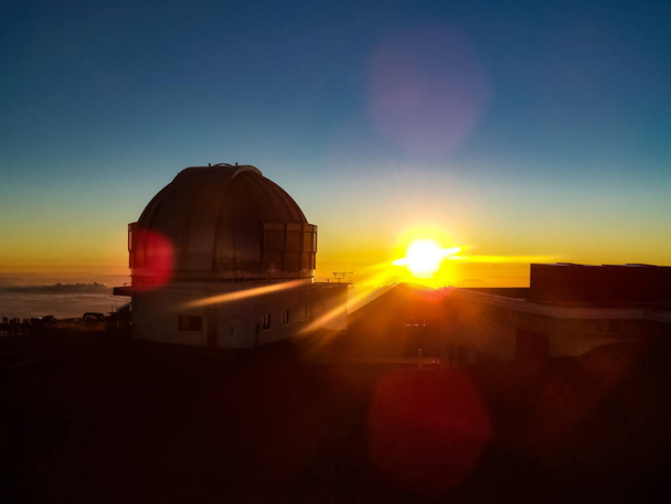 Puesta de sol en la cumbre de Mauna Kea en la isla grande de Hawaii
  - Foto, Imagen