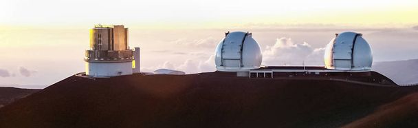Puesta de sol en la cumbre de Mauna Kea en la isla grande de Hawaii
  - Foto, imagen