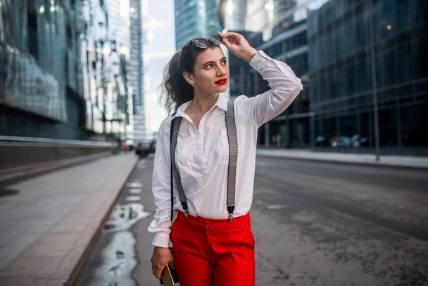 The modern business woman on the street - Foto, imagen