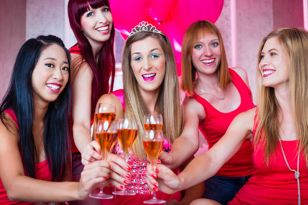Nők esetében, akik bachelorette party night club - Fotó, kép