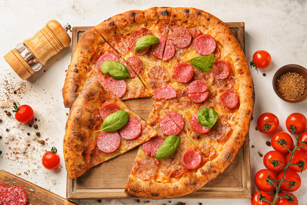 Вкусная пицца пепперони на столе
 - Фото, изображение