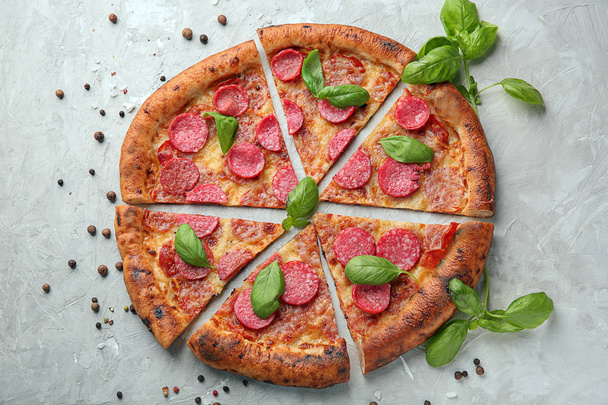 Smaczny pepperoni pizza na teksturowanej tło - Zdjęcie, obraz