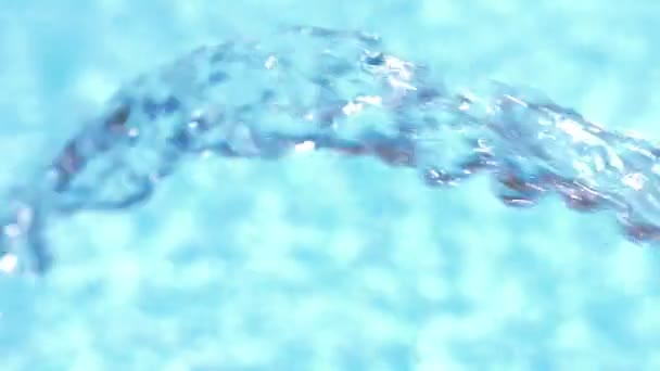 Pool Wasser Hintergrundschleife. 4k, Nahaufnahme. Wasser fließt aus dem Schlauch in das Becken. Zeitlupe - Filmmaterial, Video
