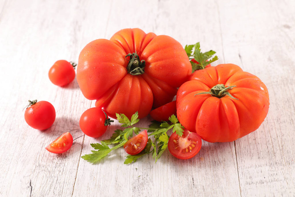red tomato and parsley - Фото, зображення