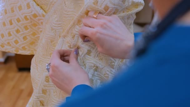 Modedesignerin arbeitet mit neuem Modell Schneiderkleid auf Schaufensterpuppe - Filmmaterial, Video