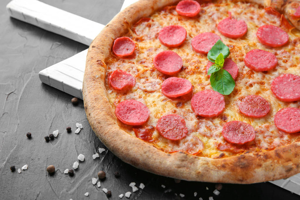 Вкусная итальянская пицца на столе
 - Фото, изображение
