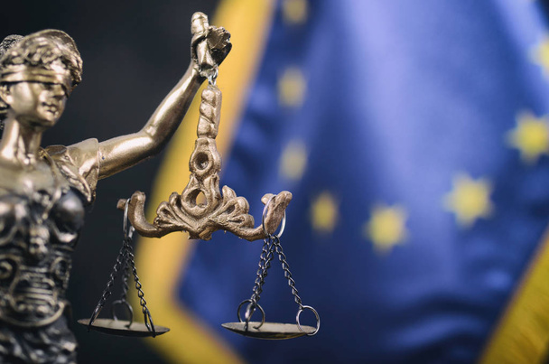Hukuk ve adalet, yasallık kavramı, arka planda ölçekler adalet, Justitia, Bayan adalet önünde Avrupa Birliği bayrağı. - Fotoğraf, Görsel