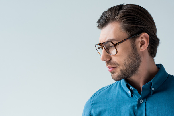 vážný mladý muž v stylové brýle izolované na bílém - Fotografie, Obrázek