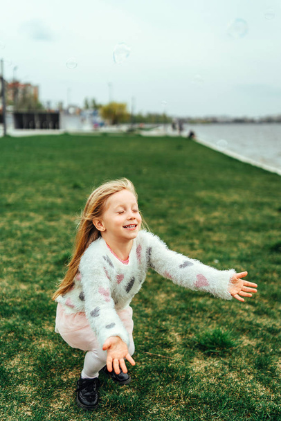 Happy pretty caucasian preschool girl outdoor - Foto, Imagen