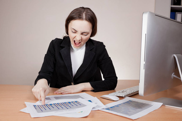 Gritando mujer de negocios con informe financiero en la oficina
 - Foto, imagen