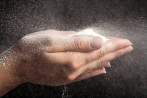 Flour in hands blowing - Foto, afbeelding