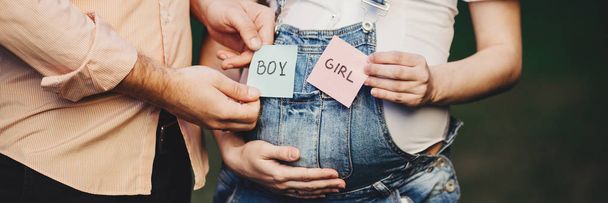 Baby gender. Mom and dad with BOY and GIRL cards - Φωτογραφία, εικόνα