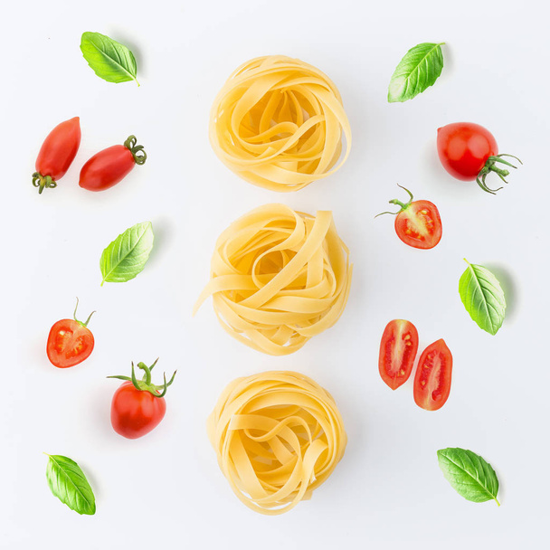 Pasta e ingredienti su sfondo bianco vista dall'alto. Concetto alimentare italiano
. - Foto, immagini
