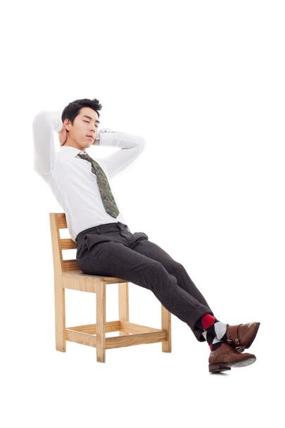 junge asiatische Geschäftsmann sitzt auf dem Stuhl und fallen ein Schlaf. - Foto, Bild