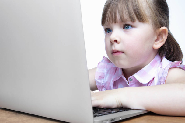 Kleines Mädchen mit Laptop - Foto, Bild