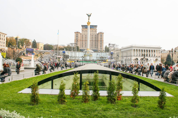 Statua anioła wykonanego z miedzi i pozłacanego stojącego na wysokim słupie w centrum Kijowa - Zdjęcie, obraz