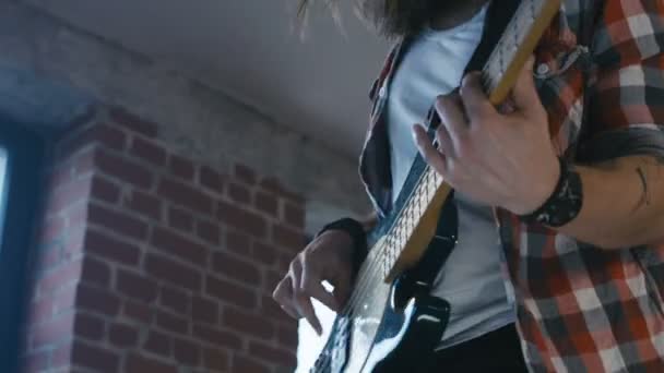 Ενεργητικός άντρας παίζει μπάσο κιθάρα - Πλάνα, βίντεο