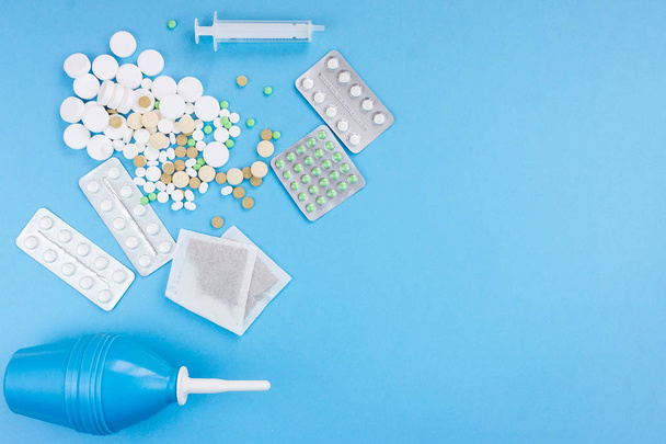 Pillole, compresse e capsule di medicina farmaceutica assortite su sfondo blu - Foto, immagini