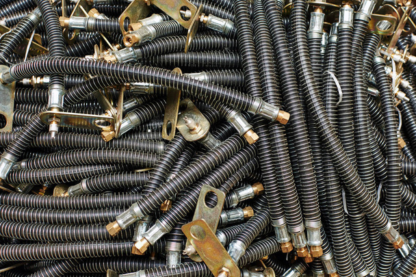 mangueiras de freio hidráulicas do carro em uma trança metálica close-up
 - Foto, Imagem