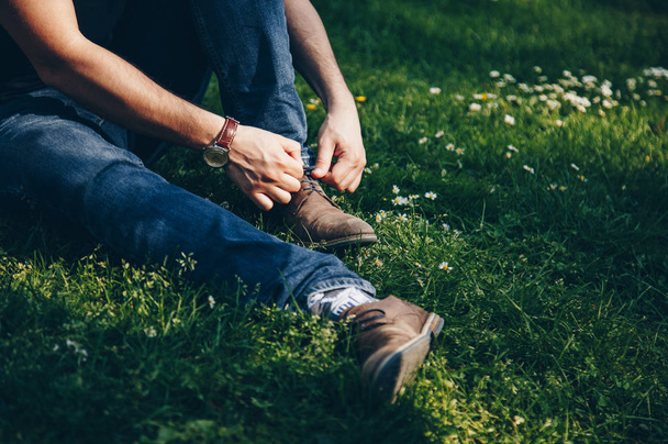 ayrıntı atış genç bir adam onun şık kahverengi ayakkabı bağlama - Fotoğraf, Görsel